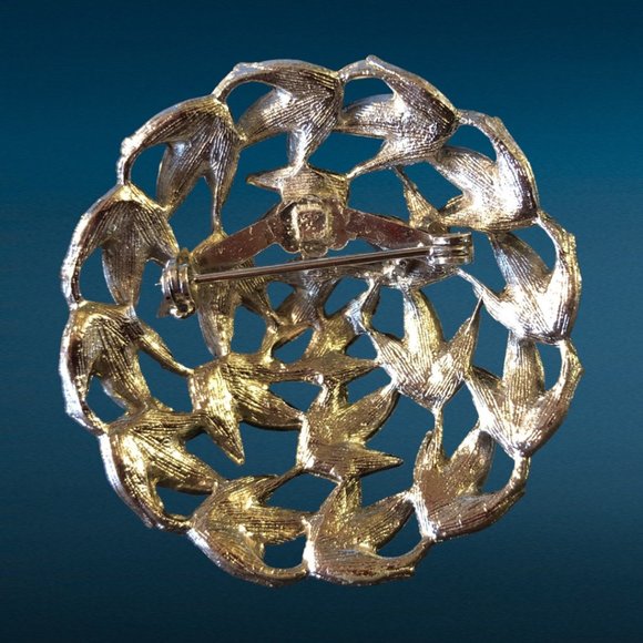 VINTAGE GOLD TONE Circle of Leaves Open Metalwork Brooch Pin - Picture 2 of 3